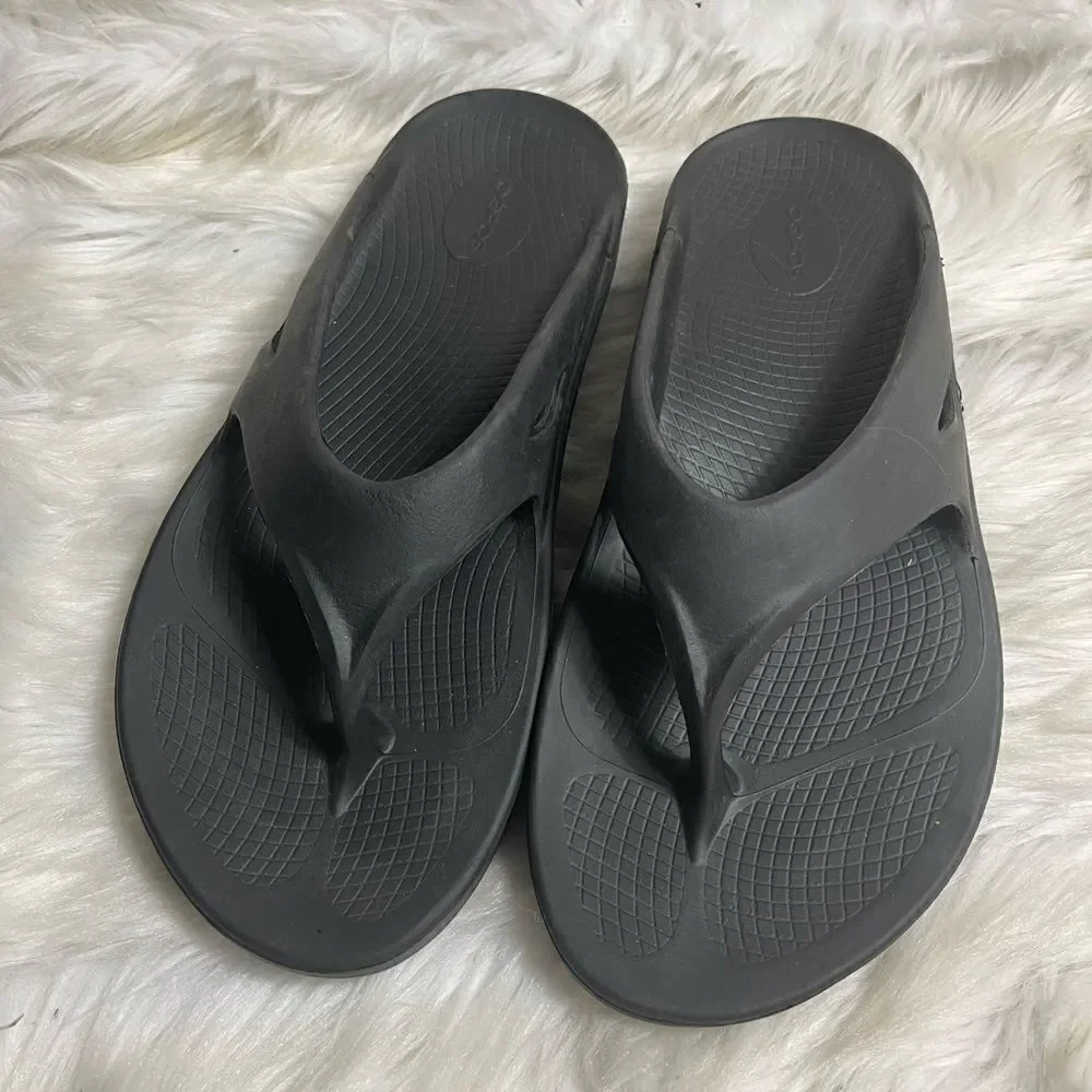 OOFOS Unisex Black Rubber slip on thong sandals Men SZ12 Women SZ14